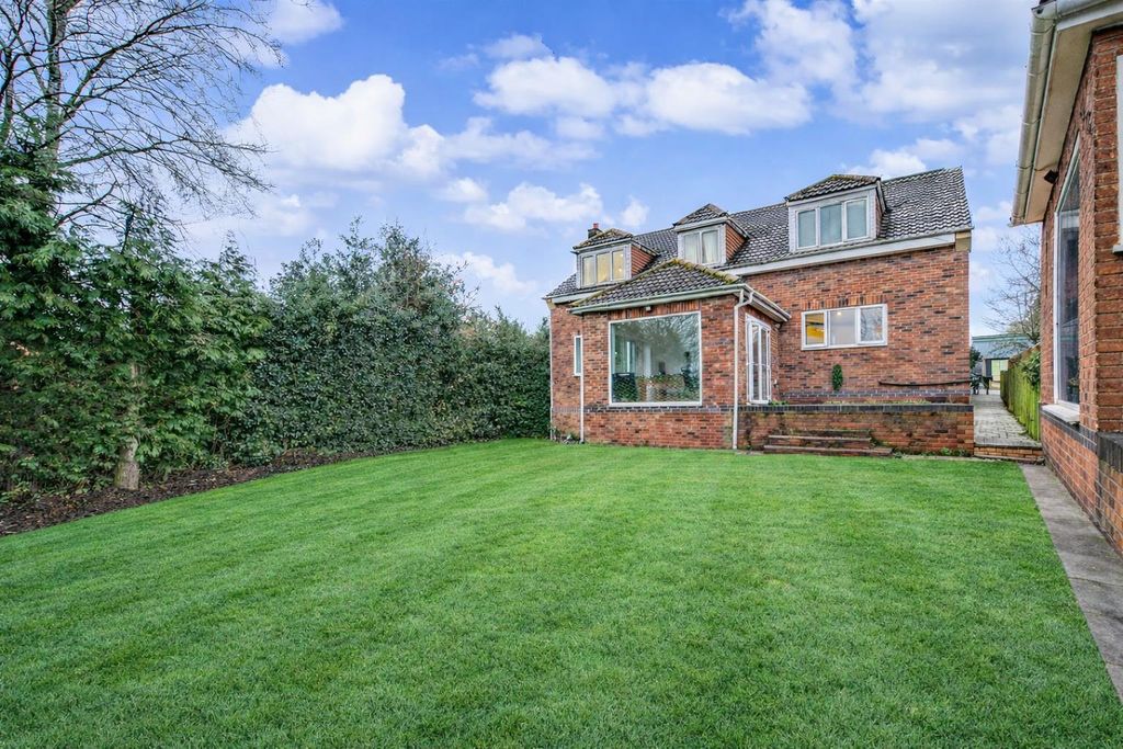 Property photo 2 of 30 Rear Garden