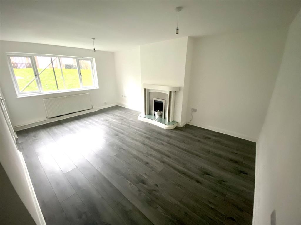 Property photo 3 of 11 Living Room