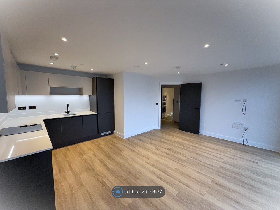 Property photo 2 of 7 Living Room / Kitchen