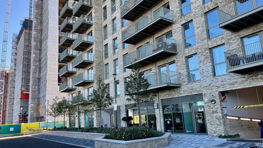 Property photo 1 of 3 Building