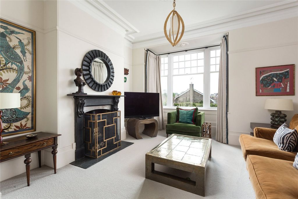 Property photo 2 of 18 Sitting Room