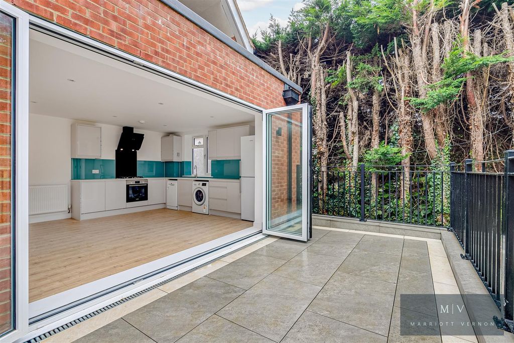 Property photo 2 of 8 Smitham Bottom Lane 37A-5.Jpg