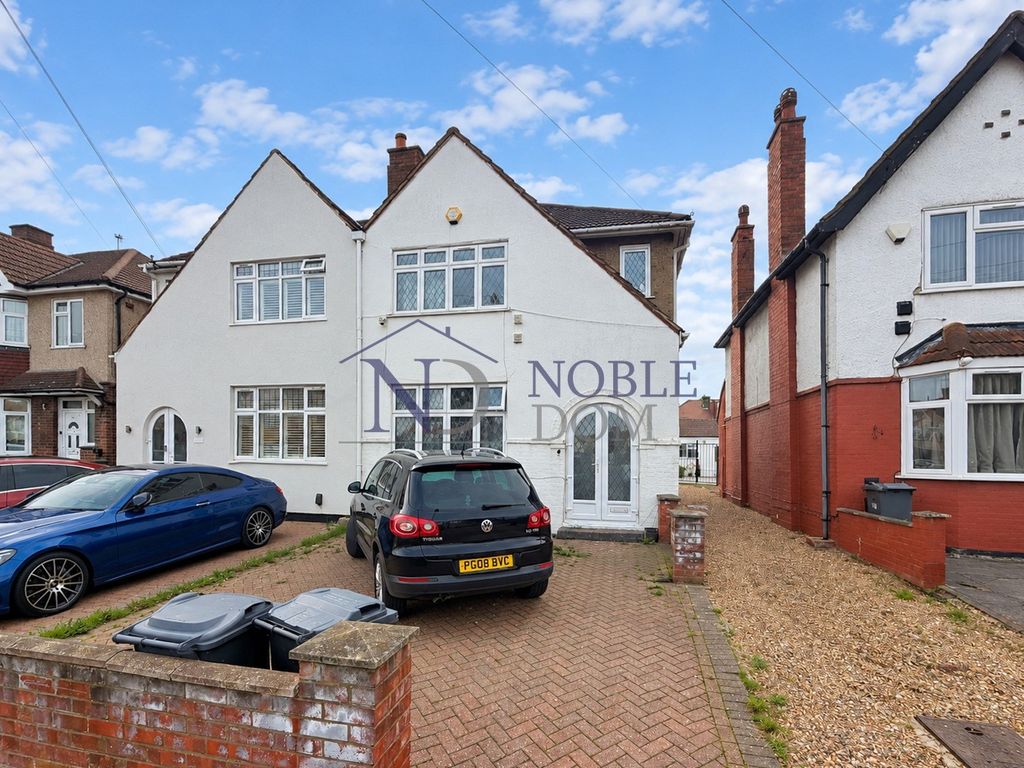 Property photo 1 of 12 Three Bedroom Semi-Detached House In Hounslow