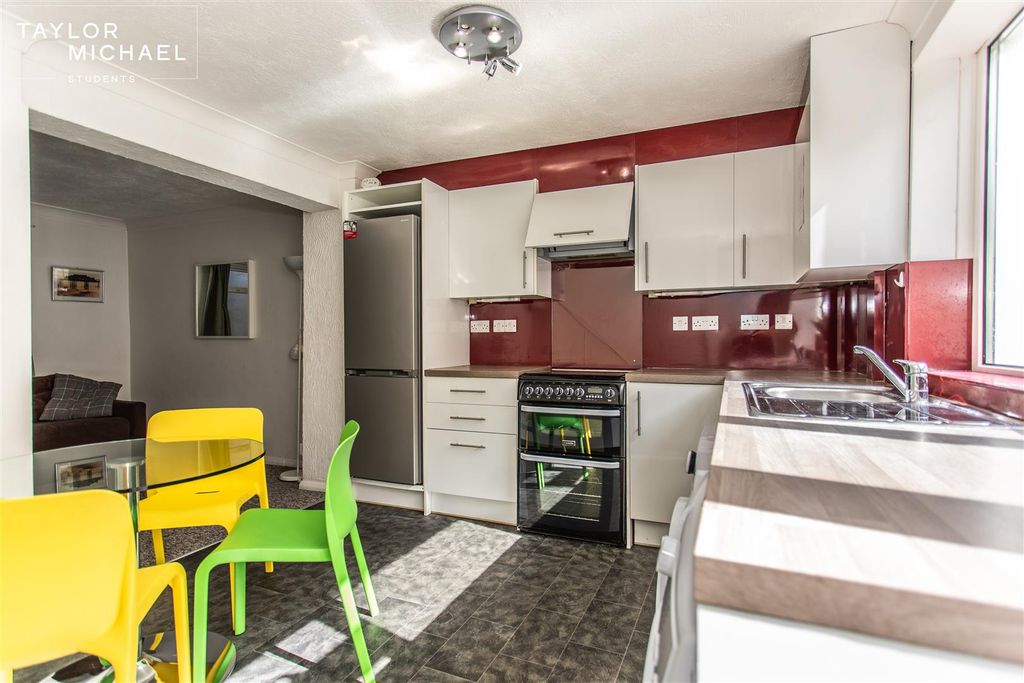 Property photo 2 of 21 Kitchen