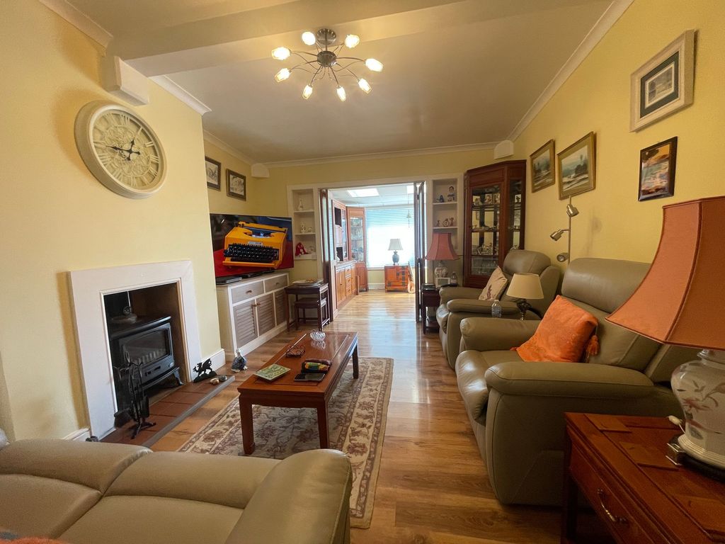 Property photo 3 of 17 Lounge