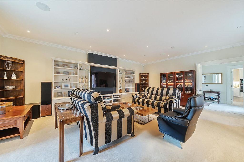 Property photo 3 of 29 Sitting Room