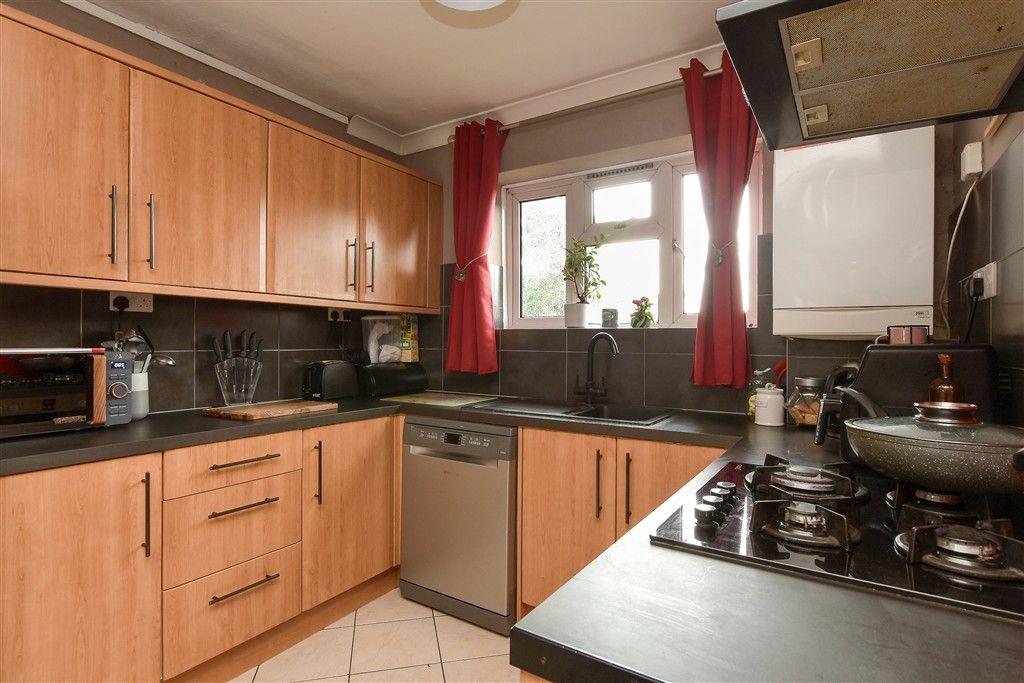 Property photo 1 of 10 Kitchen/Entrance Area