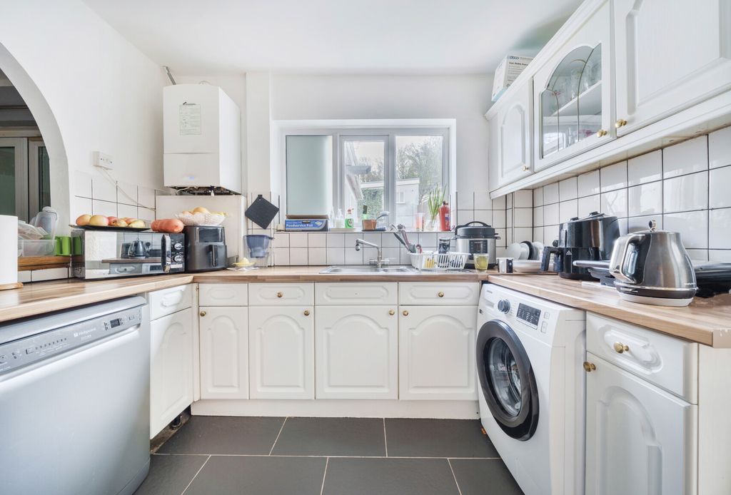 Property photo 3 of 19 1404158-10-697220...