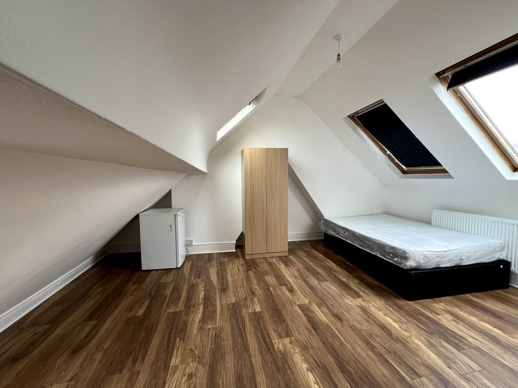 Property photo 3 of 6 Room