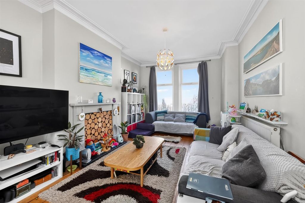 Property photo 2 of 24 Lounge