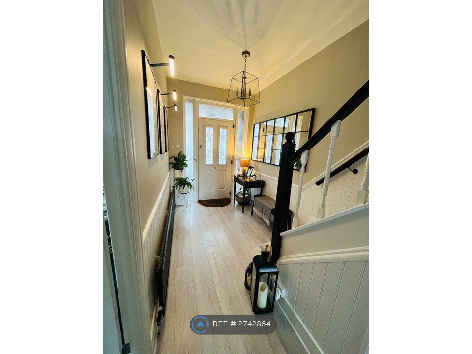 Property photo 3 of 14 Entry Hall