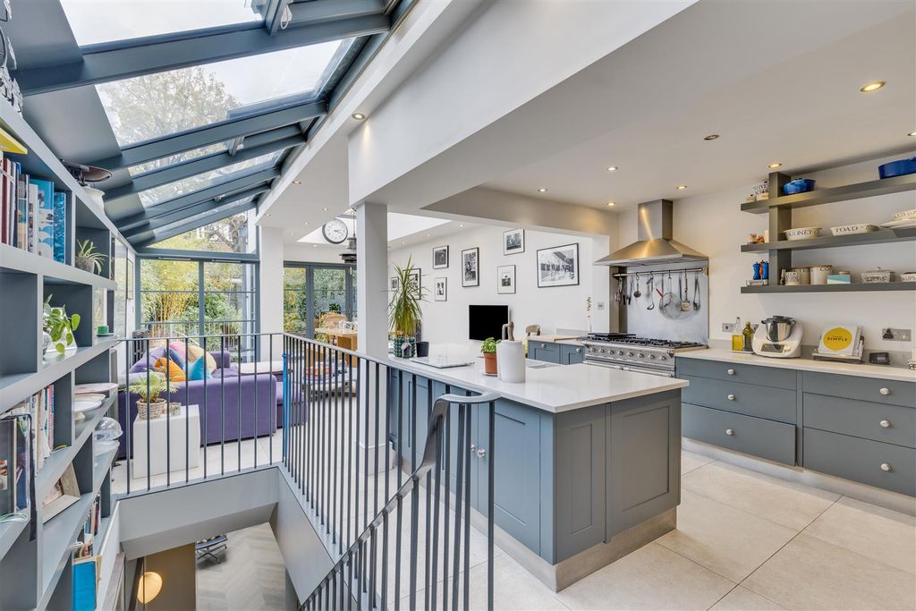 Property photo 3 of 18 Goldhurst Terrace 63-37.Jpg