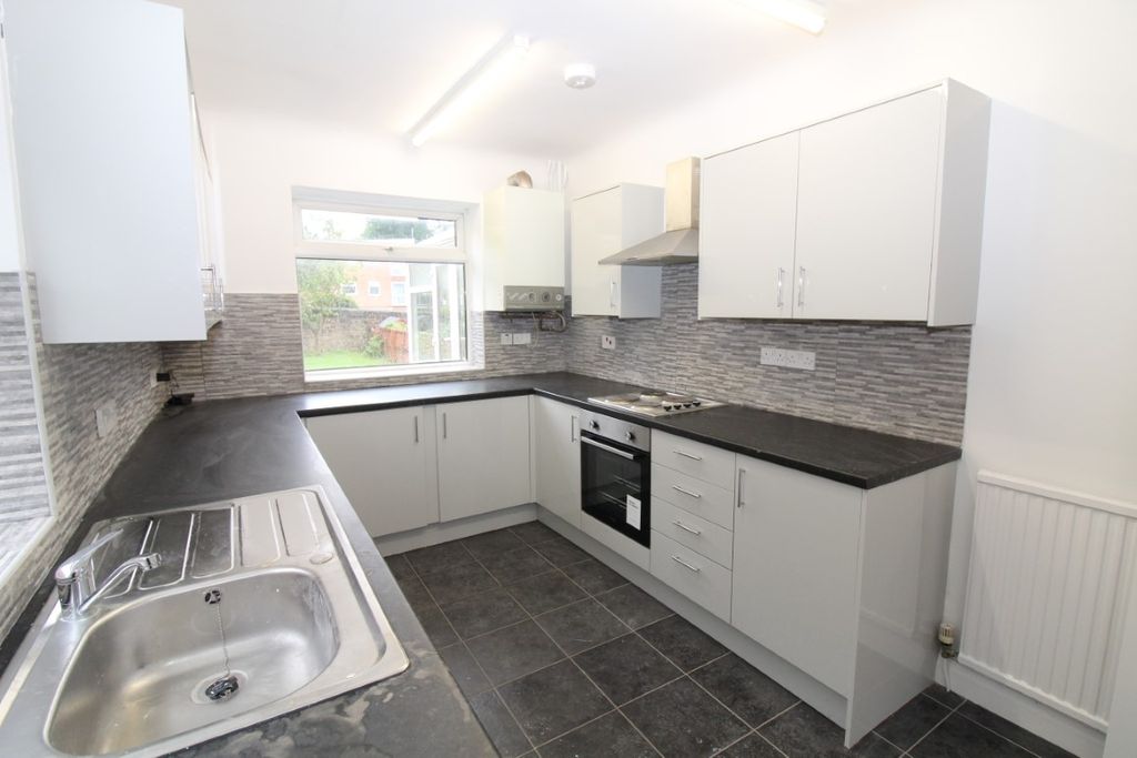 Property photo 3 of 17 Kitchen