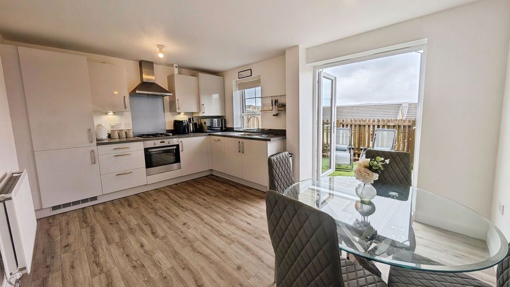 Property photo 2 of 21