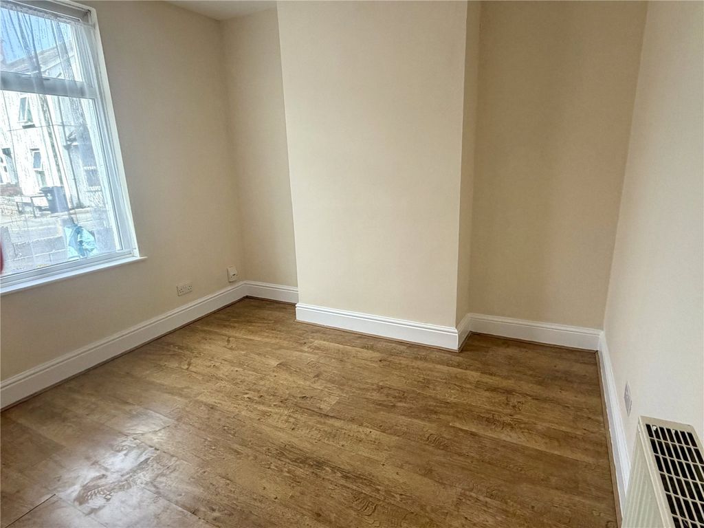 Property photo 3 of 8 Picture No. 12