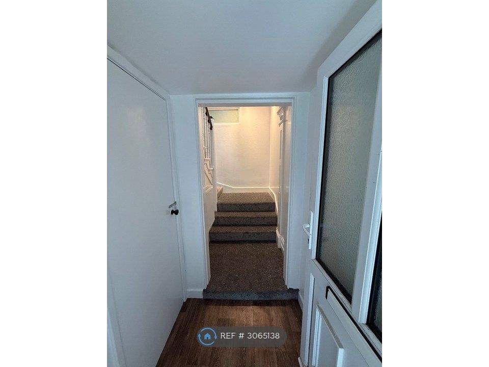 Property photo 3 of 26 Entrance Into Flat