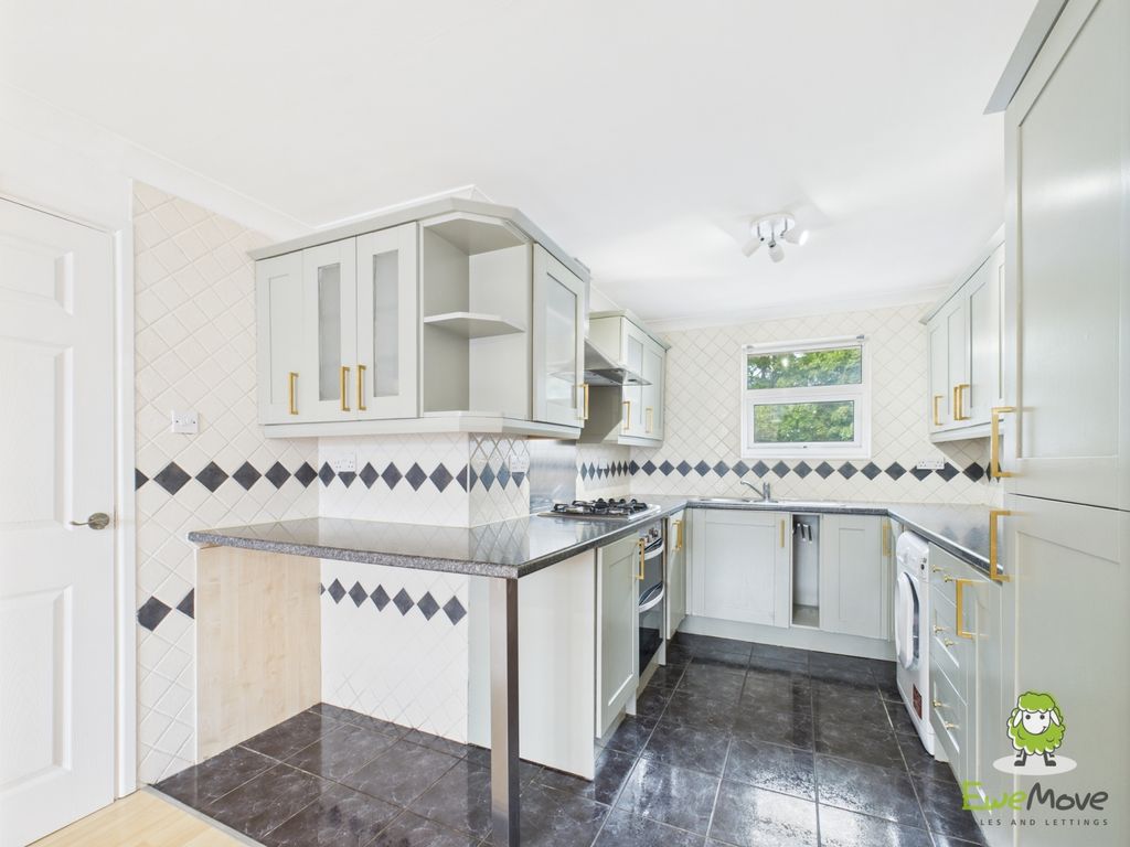 Property photo 2 of 8 Ewemove Bsingstoke Rubens Close Kitchen