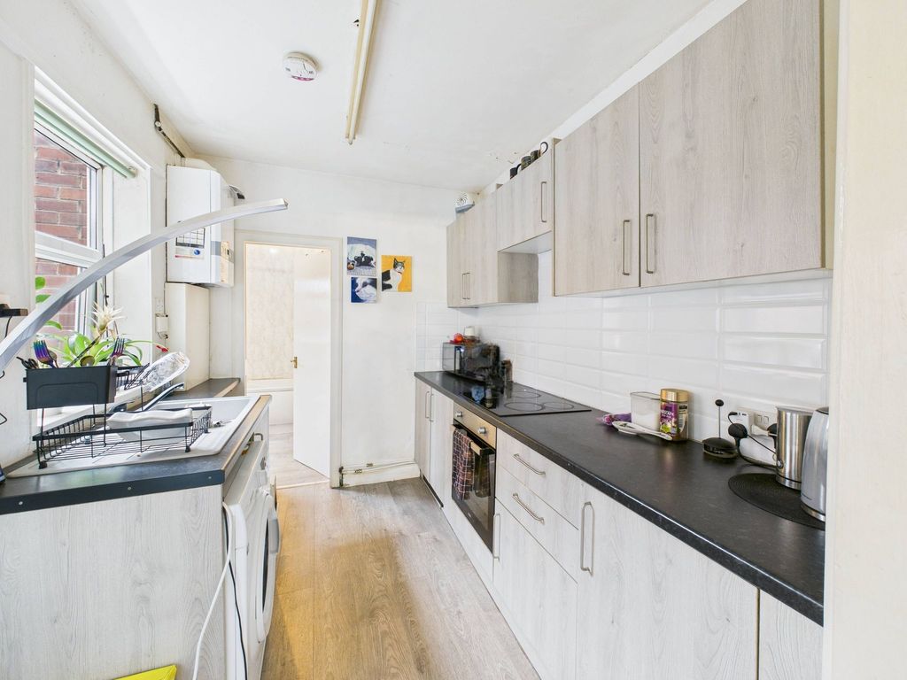 Property photo 3 of 8 Kitchen