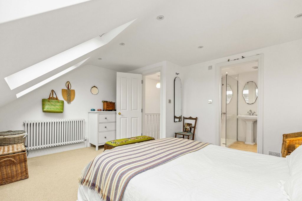 Property photo 2 of 31