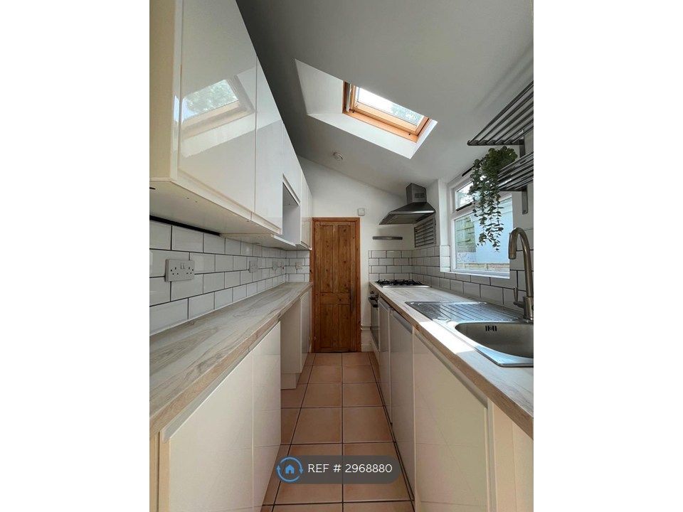Property photo 1 of 11 Kitchen