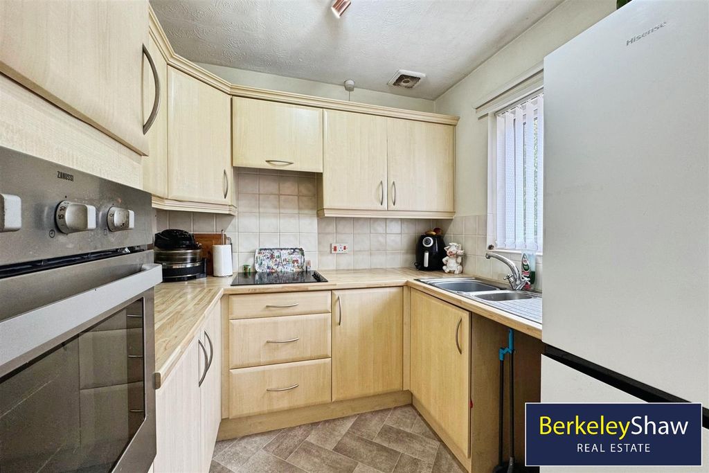 Property photo 2 of 11 Kitchen