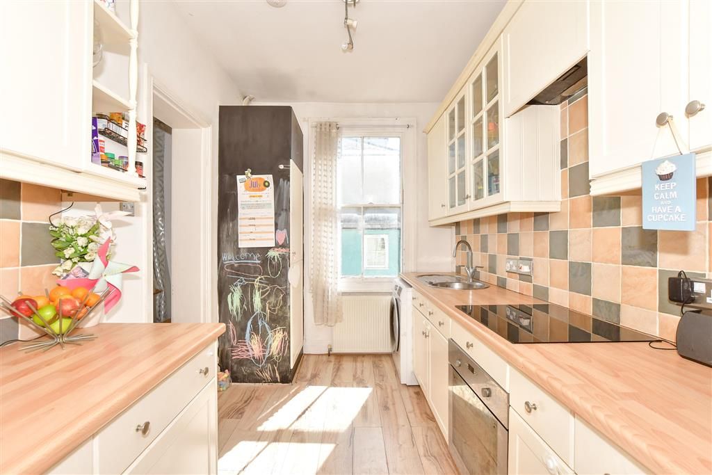 Property photo 3 of 10 Kitchen