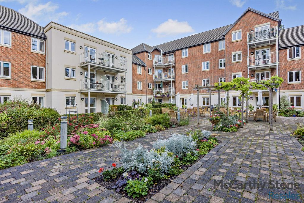 Property photo 1 of 20 Communal Gardens