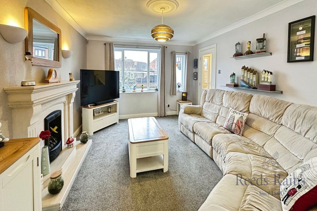 Property photo 2 of 18 Lounge