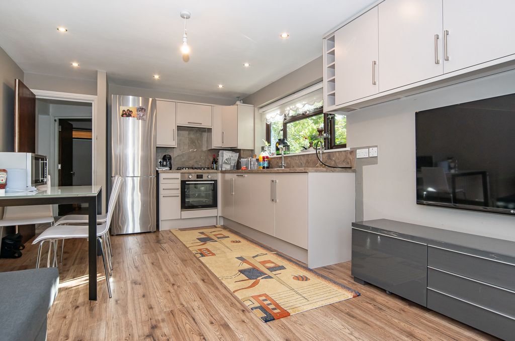 Property photo 1 of 14 Photo 9