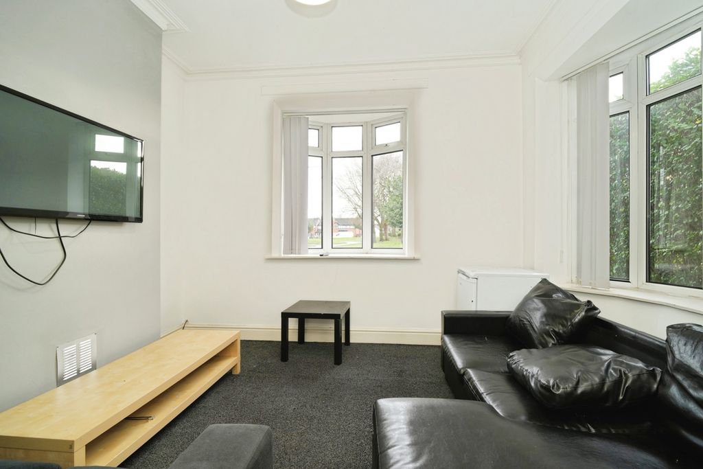 Property photo 2 of 22 Lounge