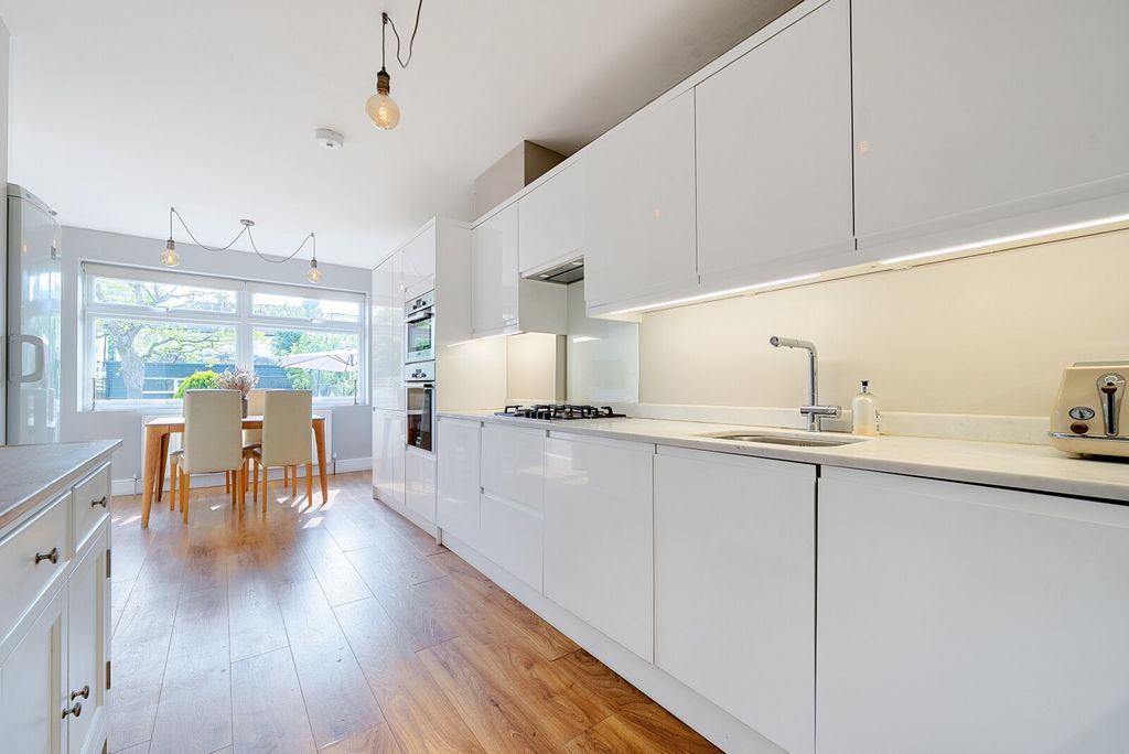 Property photo 3 of 17 Kitchen/Dining