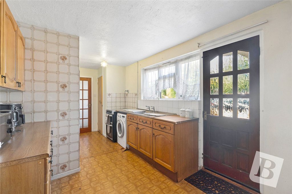 Property photo 3 of 17 Kitchen