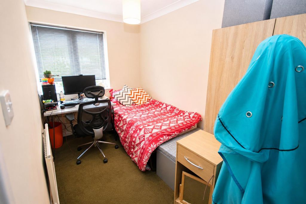 Property photo 3 of 5 Room 2