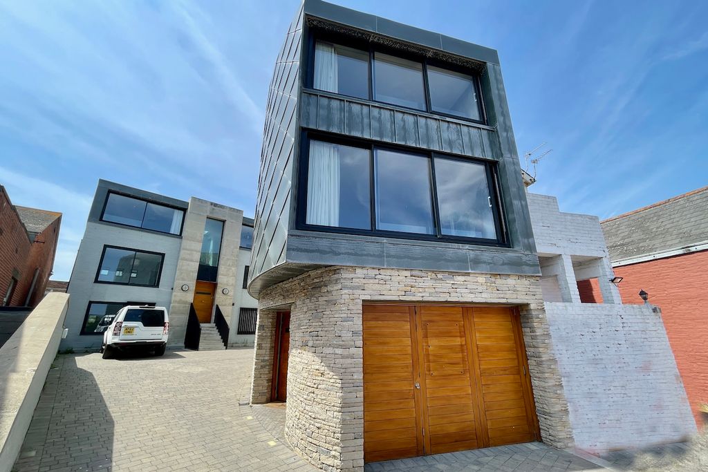 Property photo 1 of 12 The Modern House