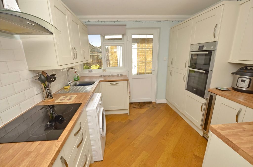 Property photo 3 of 18 Kitchen