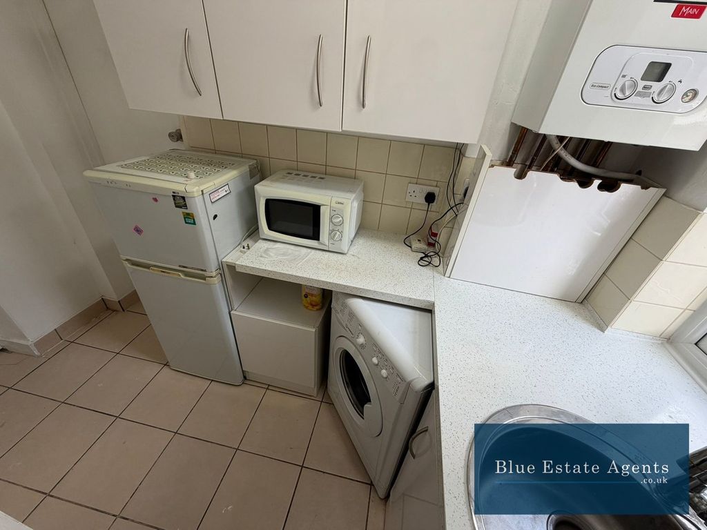 Property photo 2 of 9 Kitchen