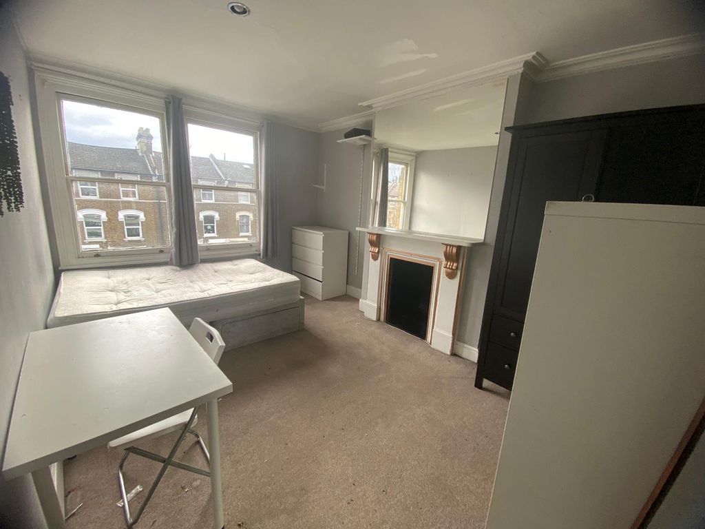 Property photo 1 of 13 Room 2- £850 Available 25/08/2026