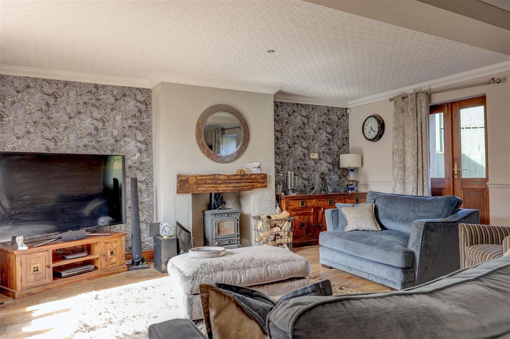 Property photo 2 of 23 Lounge