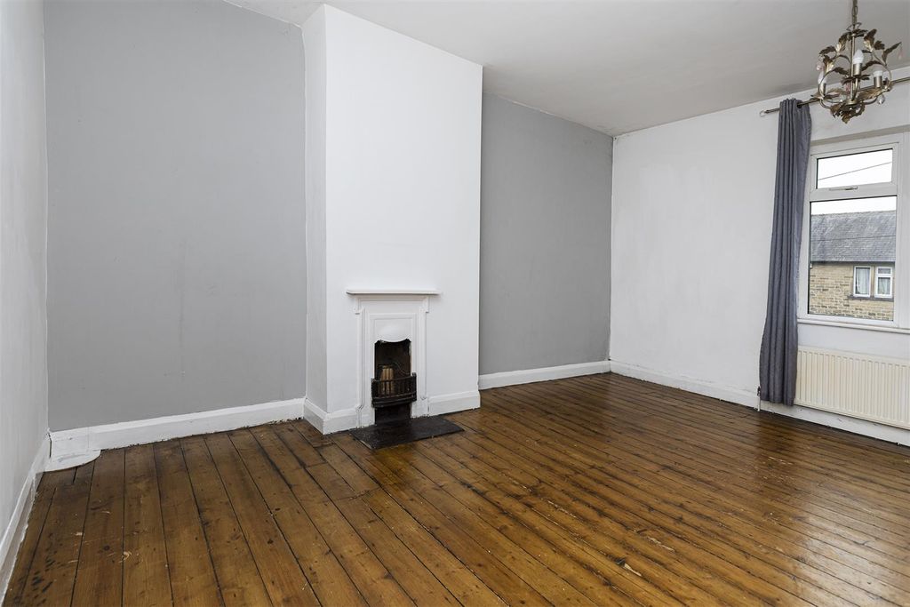 Property photo 3 of 18 Living Room