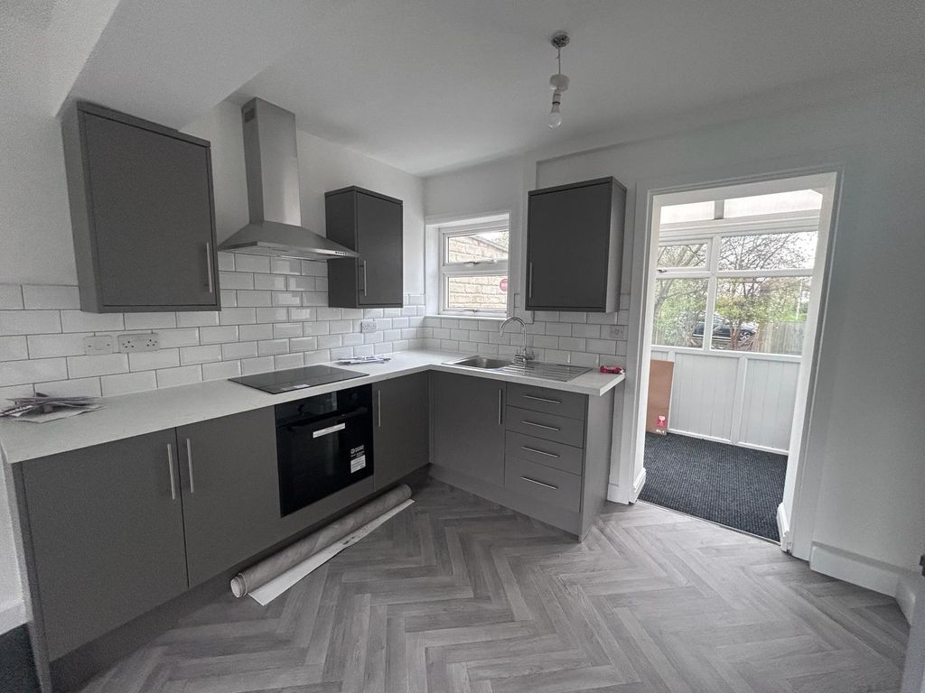 Property photo 1 of 7 Beautiful 3-Bedroom Semi-Detached Property In The Heart Of Wakefield