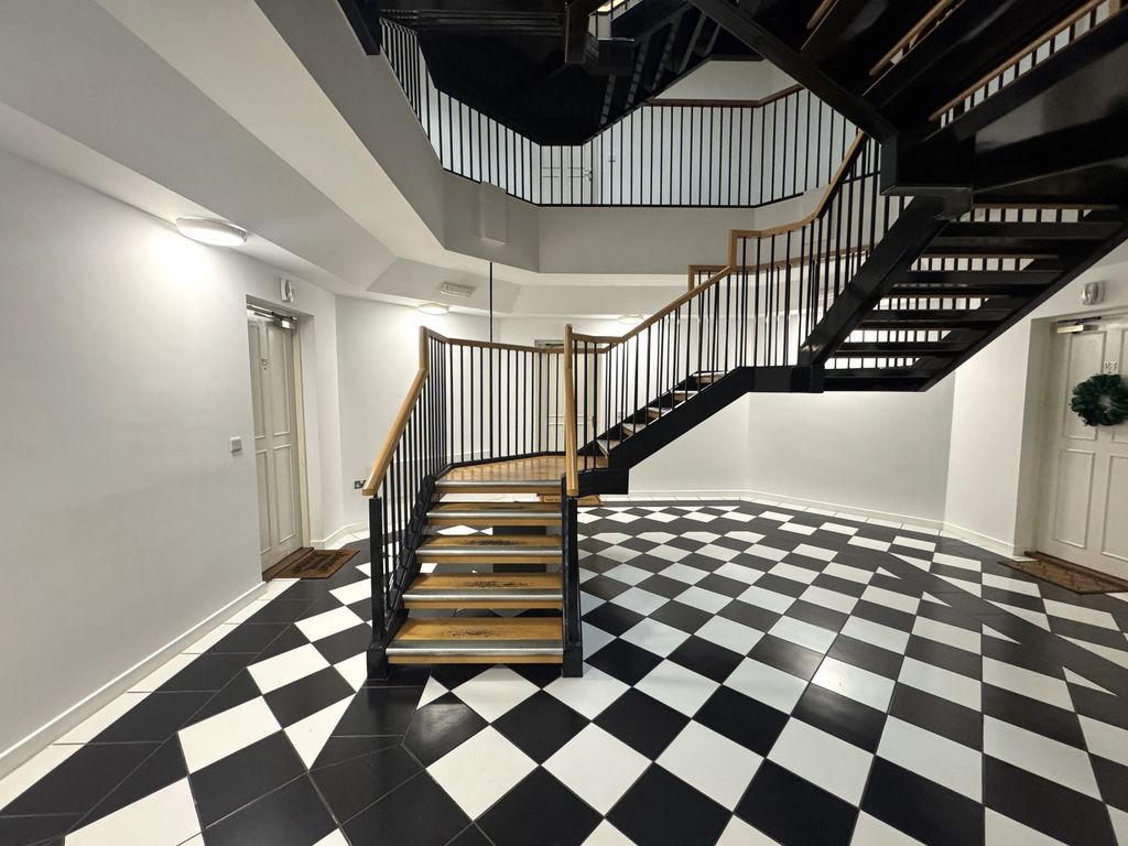 Property photo 2 of 12 Communal Entrance