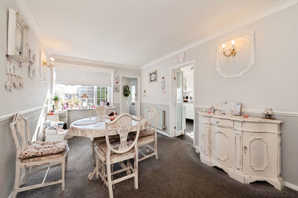 Property photo 3 of 18 Lounge/Diner