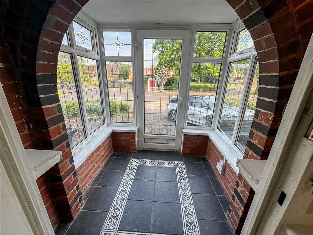 Property photo 3 of 21 Entrance Hallway