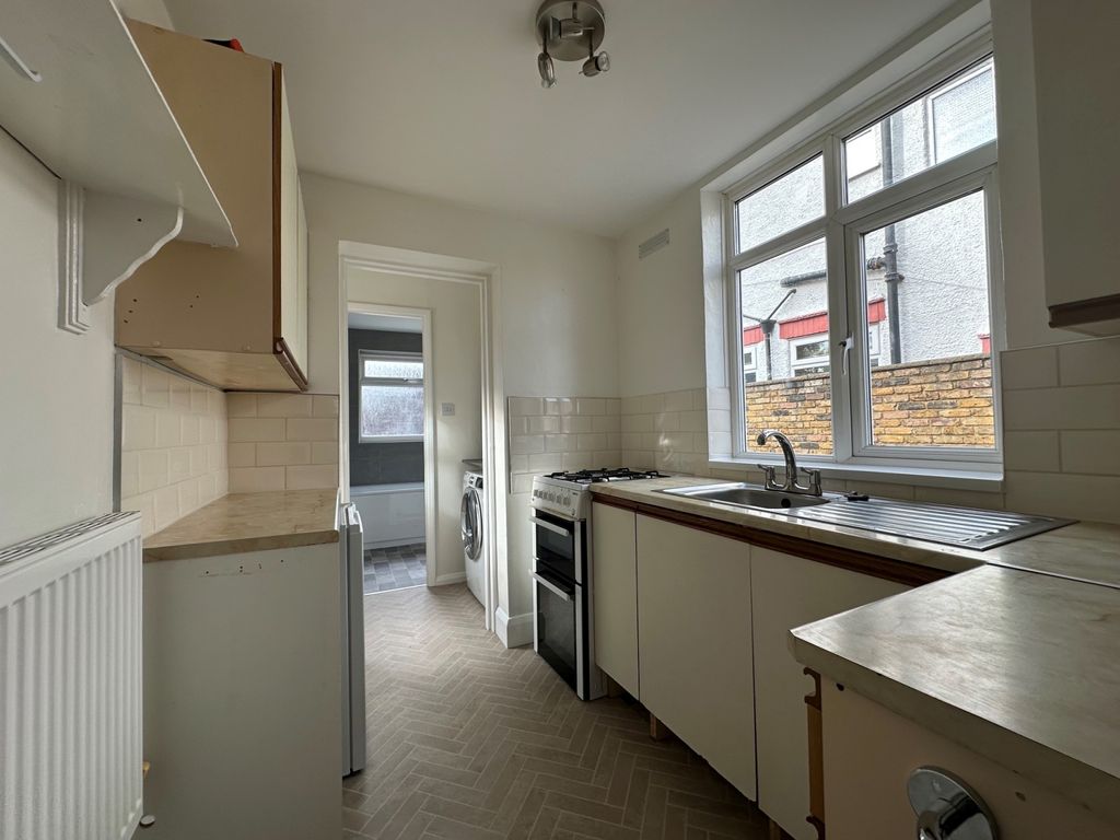 Property photo 3 of 9 Kitchen