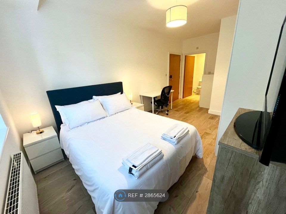 Property photo 1 of 24 Master Bedroom En-Suite