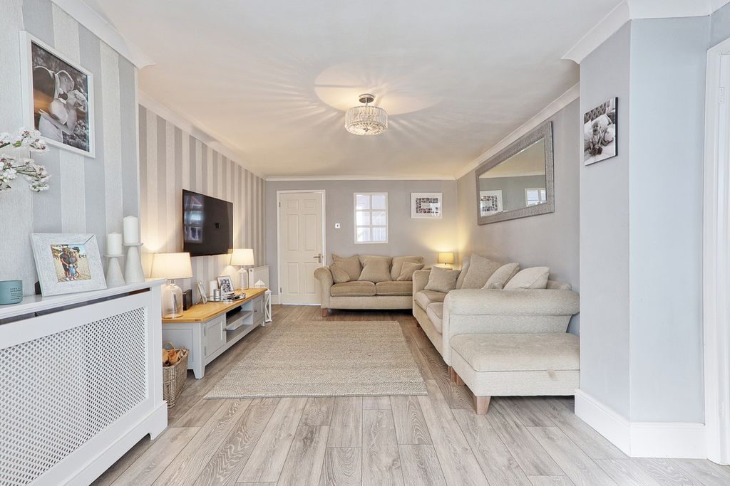 Property photo 3 of 27