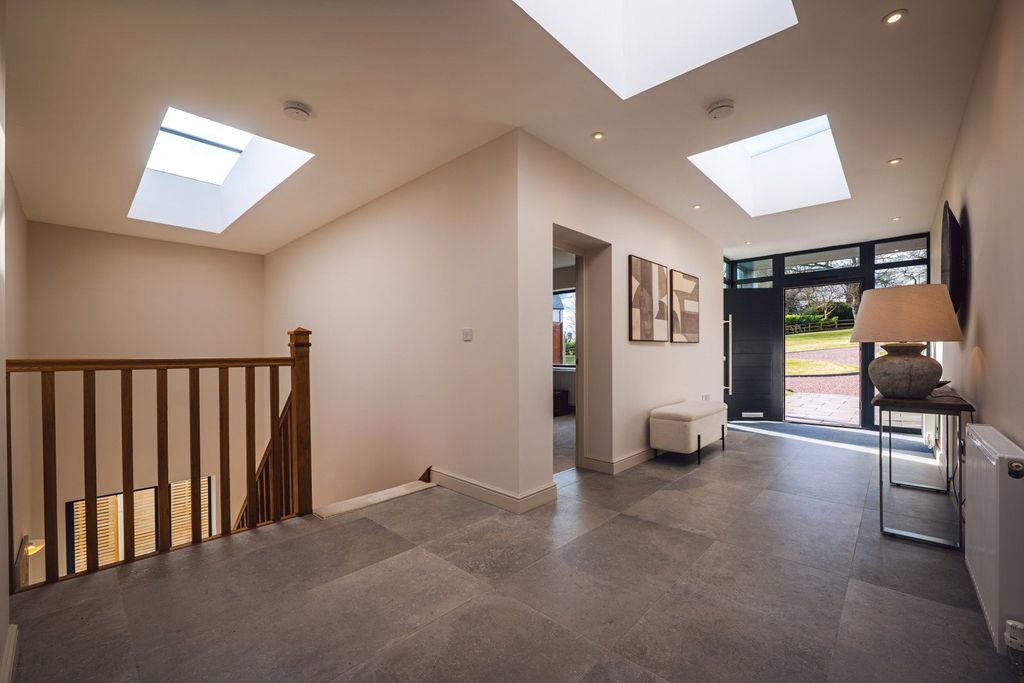Property photo 3 of 21 Hallyway