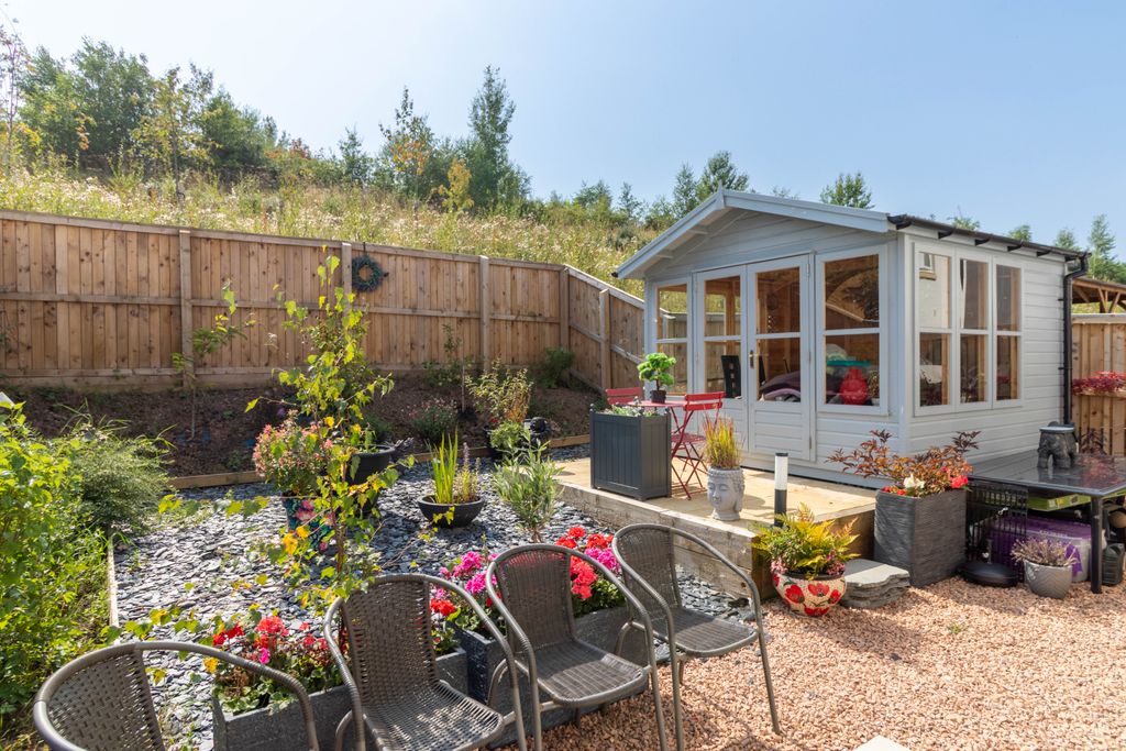 Property photo 2 of 31 Rear Garden &amp; Summer House