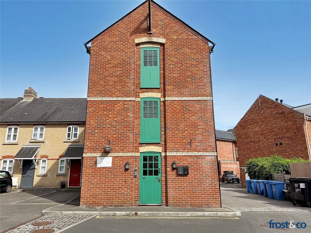 Property photo 1 of 11 Old Coach Mews