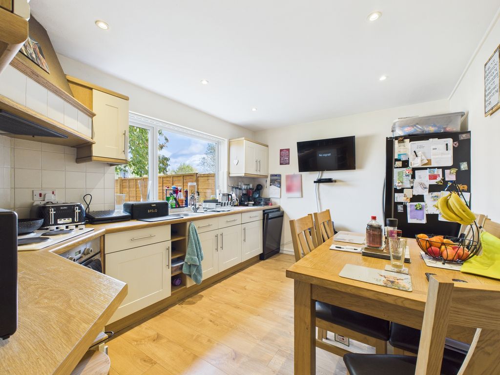 Property photo 3 of 17 Kitchen